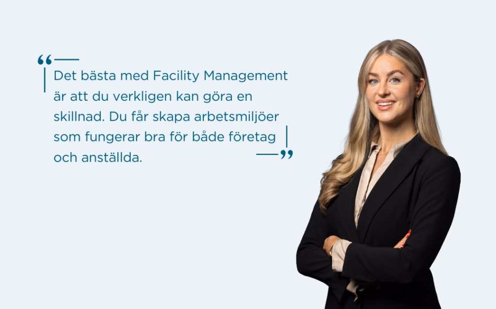 En ung kvinna i kostym står med armarna i kors och ler. Hon har blont hår och en professionell utstrålning. I bakgrunden är en ljusblå bakgrund med citatet: 'Det bästa med Facility Management är att du verkligen kan göra en skillnad. Du får skapa arbetsmiljöer som fungerar bra för både företag och anställda.'